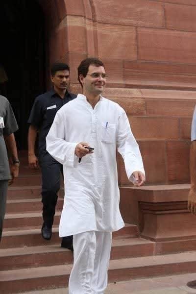 BharatR74239432's tweet photo. जब ये पप्पू  युवा और जवान था तो कुर्ता पायजामा और चश्मा पहनता था ताकि #mature दिखे और जनता इसे #प्रधानमंत्री बना दे..🤔

और जब ये पप्पू बूढ़ा हो गया है तो जीन्स टीशर्ट पहनता है कि ताकि #युवा  दिखे और जनता इसे प्रधानमंत्री बना दे...🤭🥱

 आप ही लोग कुछ बोलिए मे तो अब क्या ही बोलू 😆