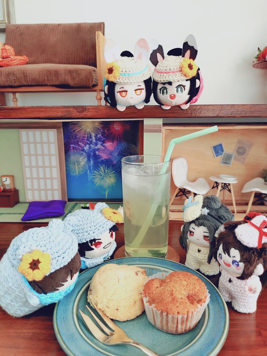 and310sato's tweet photo. おやつー

贅沢に2個盛り！
いちじくとくるみのソルトクッキー
バナナのキャラメリゼケーキ

バナナのケーキは焼き立て（ランチ時）と、ちょっと寝かせたものの食べ比べしちゃうのだ
 
#ぬい撮りむぎかふぇ https://t.co/fKAUPaXPfX