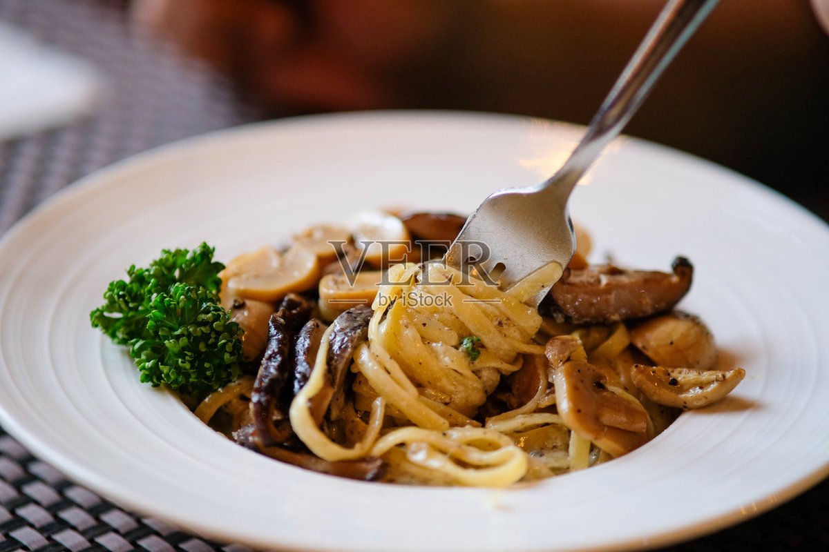 SpecialOasis's tweet photo. Just had the most creamy truffle mushroom pasta at that hidden downtown bistro—absolutely worth the wait!  #FoodieAdventure， https://t.co/X0M2MWX3l3