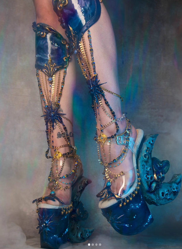 archivedlooks's tweet photo. Celestial moon heels made by Joyce Spakman https://t.co/7DdvMbojXL