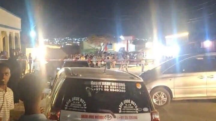 ArlaadiMnetwork's tweet photo. ⚡️LATEST: Two #Somaliland military personnel and two civilians were injured in #Hargeisa at about 7 p.m. Friday when a hand grenade "accidentally" exploded while the soldiers were seated, police said. The device fell from one of the injured servicemen, authorities said, adding that all four were taken to Hargeisa General Hospital, while further investigations are underway and social media reports describing the incident as "a deliberate blast" were rejected.