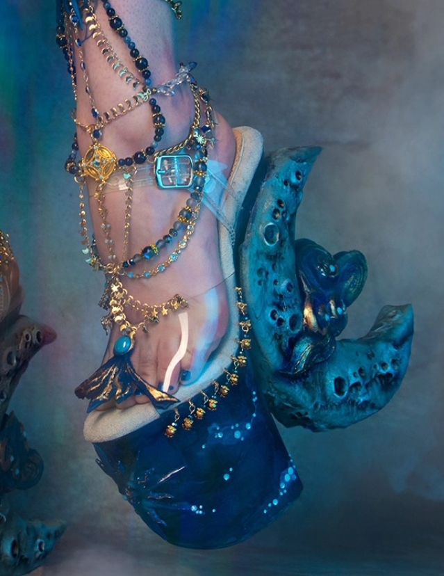 archivedlooks's tweet photo. Celestial moon heels made by Joyce Spakman https://t.co/7DdvMbojXL