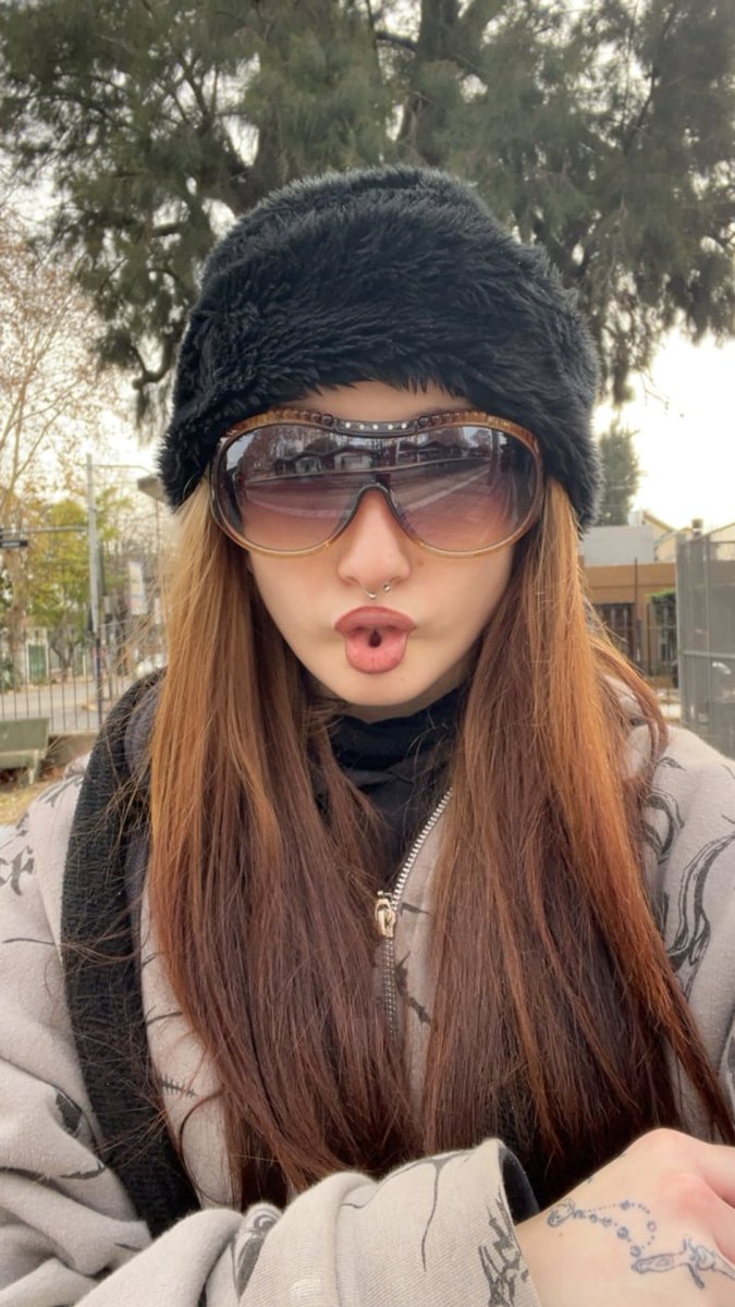 PinkMoonie_e's tweet photo. incognito but still serving https://t.co/IrkIfmWQss