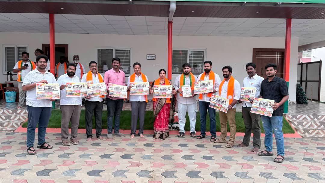 BJYM4Andhra's tweet photo. భారతీయ జనతా యువమోర్చా ఆధ్వర్యంలో ఆగస్టు 22 - 23వ తేదీన విజయవాడలో నిర్వహించనున్న "వికసిత్ భారత్ యంగ్ పొలిటికల్ లీడర్ డైలాగ్" కార్యక్రమం యొక్క పోస్టర్  ను ఆవిష్కరించిన   బిజెపి జిల్లా అధ్యక్షురాలు అయినంపూడి శ్రీదేవి గారు..
ఈ కార్యక్రమంలో పాల్గొన్న కడప జిల్లా యువ మోర్చా నాయకులు... https://t.co/CYRcghjQtw