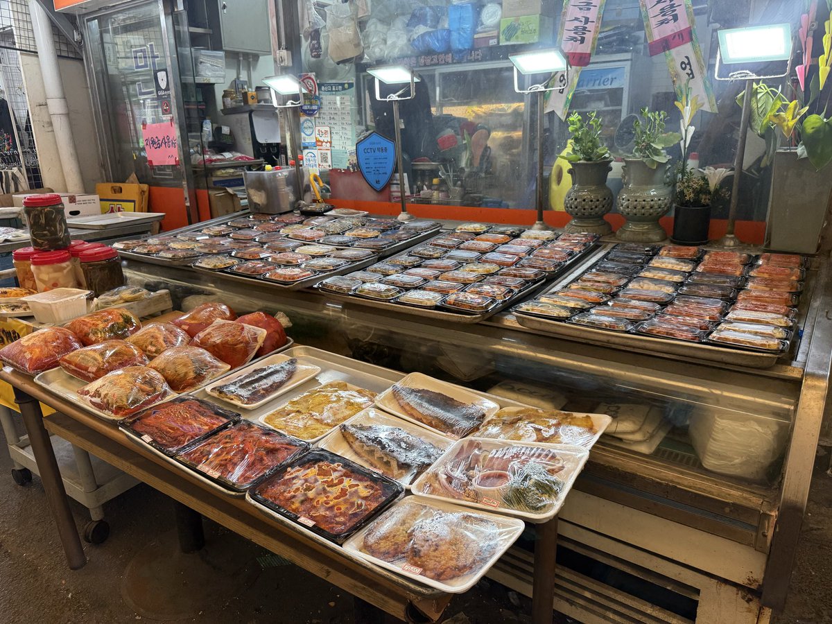 mingrihai_'s tweet photo. 市場や地下街は何度歩いても楽しいね
永登浦、ディープな街が百貨店とかもあって楽しい。また来てもこの辺に泊まってみようかな。 https://t.co/veds6g0zFo