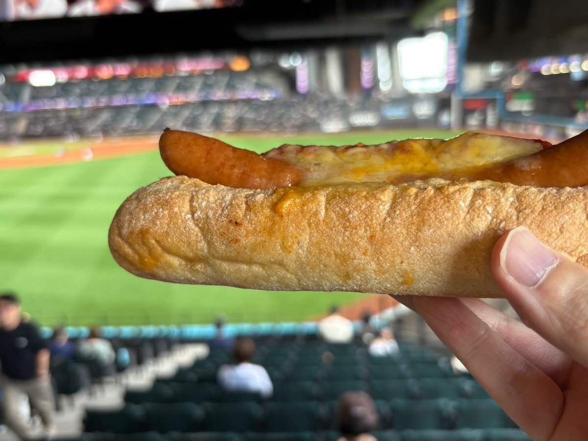 ishikari_P's tweet photo. 今日のエスコンフィールドめし。
ミスドのチーズドック！
チェックイン特典のシャウエッセン！
ステーキ丼！
楽天戦限定のクリムゾンレッドソフトクリーム！ https://t.co/rPVsMjcWqd
