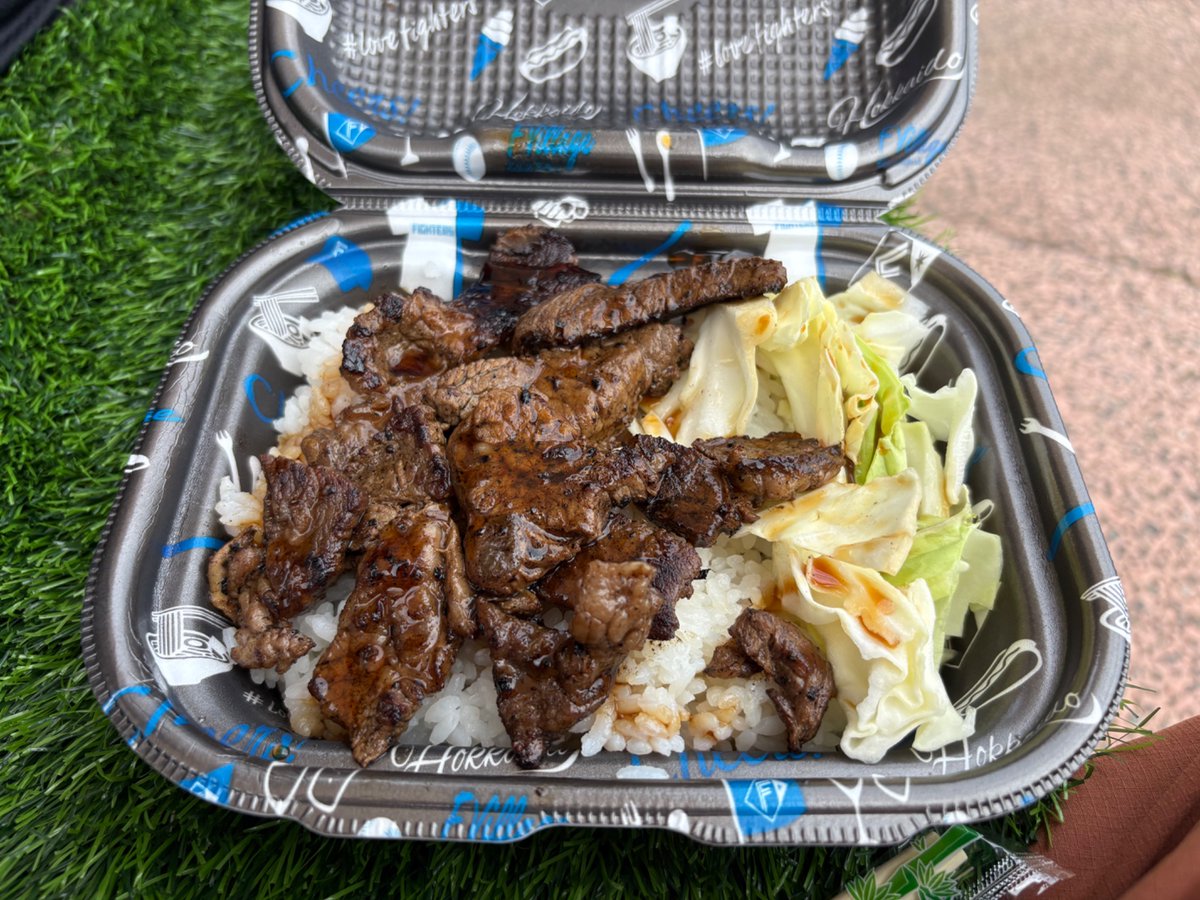 ishikari_P's tweet photo. 今日のエスコンフィールドめし。
ミスドのチーズドック！
チェックイン特典のシャウエッセン！
ステーキ丼！
楽天戦限定のクリムゾンレッドソフトクリーム！ https://t.co/rPVsMjcWqd