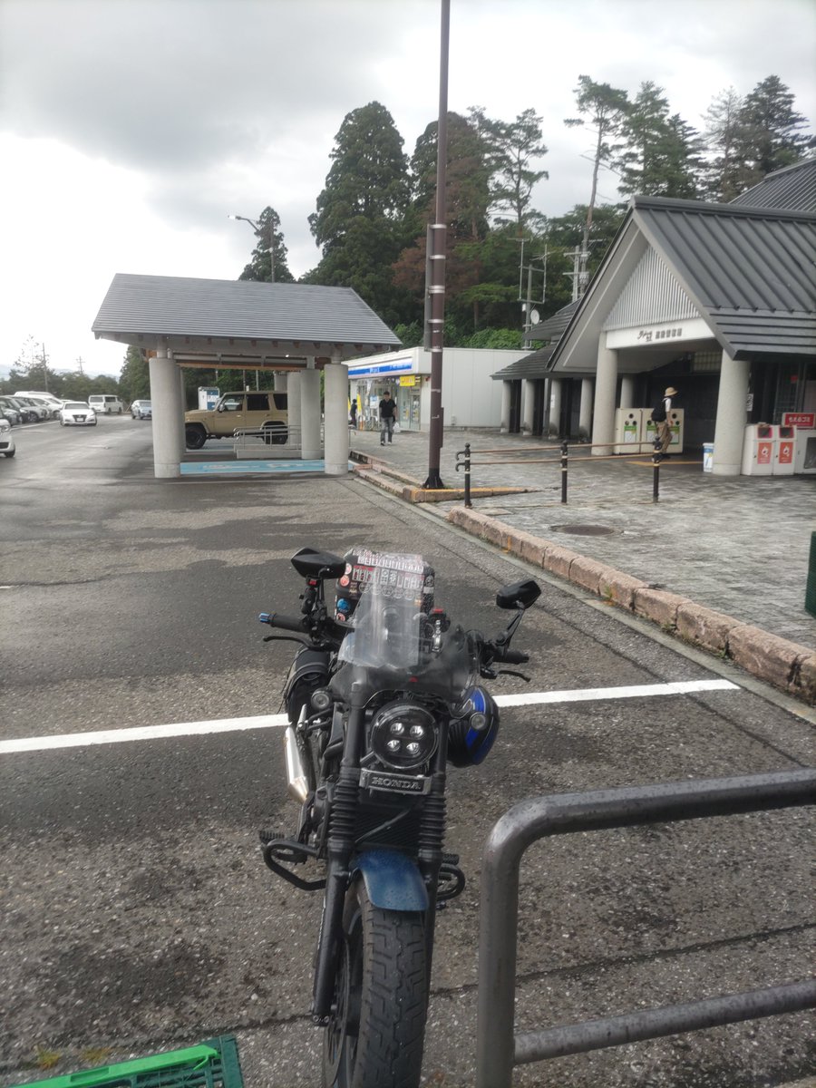 withgrom's tweet photo. 蔵王に向かう途中の小国町で夕立に遭遇。
雨宿りで30分ロスしたうえに、ステッカー販売店の閉店が30分早まったことで間に合わないことが決定。
ただいま"道の駅いいで"にて諦めにで休憩中。
雨はパラパラまで治まったけど、やむ様子は無し。
越谷への帰り道で再トライでするしか無さそう..。 https://t.co/mK1sv29Qbq