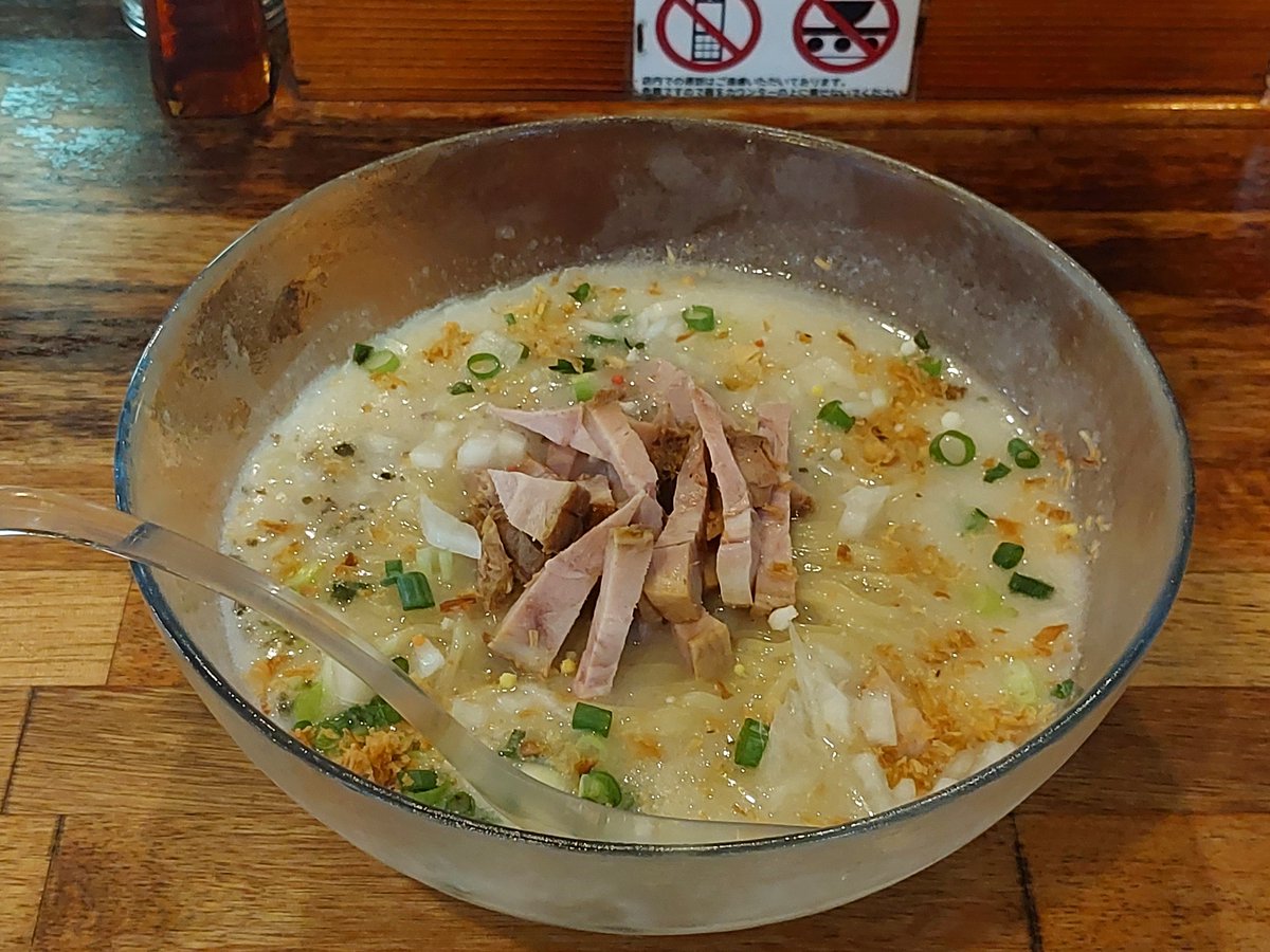 you_dynamic4's tweet photo. 今日も麺処まるわさんに。
暑い時期は冷しメニューがありがたい、そんな今日は限定の冷しバジルソルトヌードル「スモーブの恋心」
泡立ててトロリとなったバジルソルトスープに冷たい麺がよく絡んであっという間に食べきってしまいました。
美味しかった！

そして外はすごく暑いですね… https://t.co/DtfroxyoZm