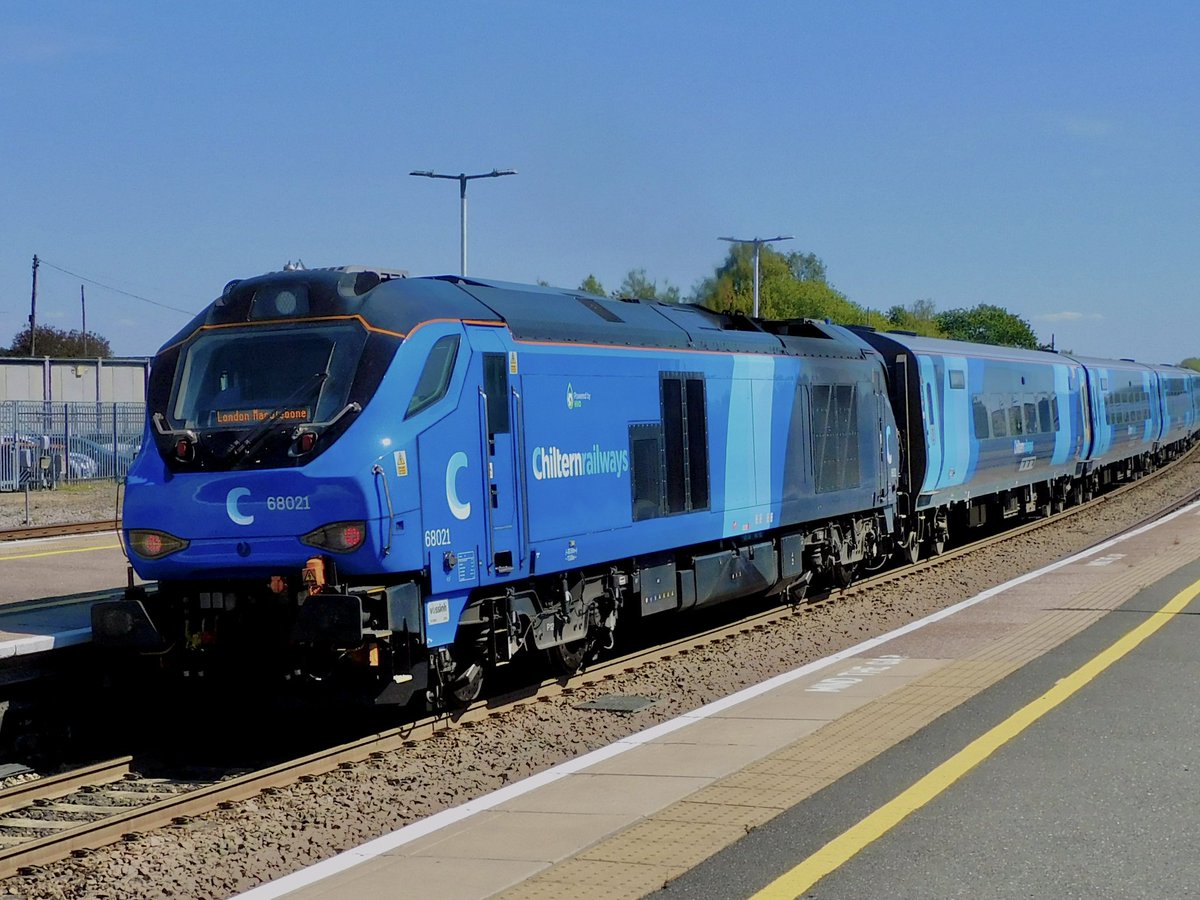 kingy69beard's tweet photo. #Caturday yesterday, I had my first trip out on the #ChilternExplorer sets. #Class68 68021 seen departing Banbury with 1H48 Birmingham Moor Street to London Marylebone https://t.co/xTlVOOPmm0