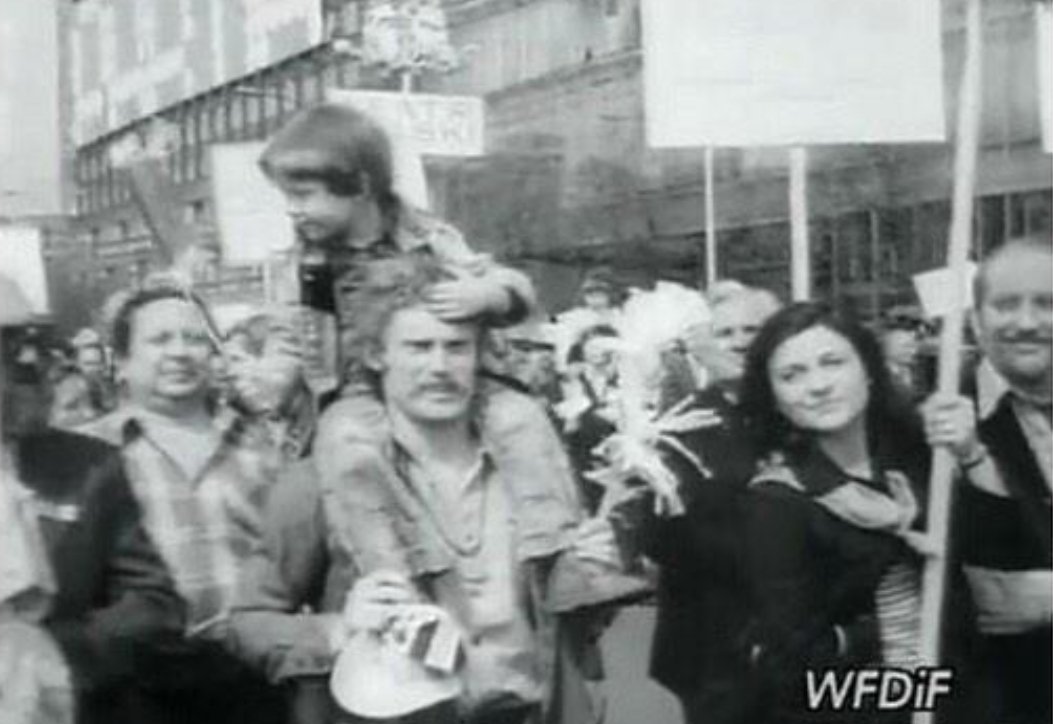 Prokurent74's tweet photo. Na zdjęciu ostry przeciwnik PRL w marszu, który chwilę potem rozgoni ZOMO... https://t.co/v7mMZqo8YA