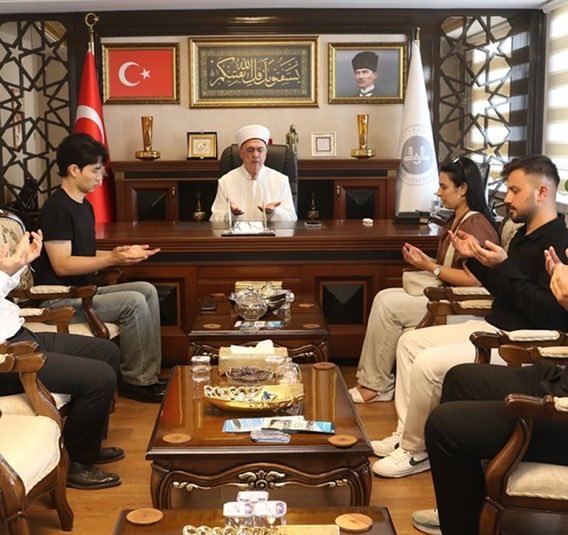 HurmaEdit's tweet photo. Güney Kore'den gelip Siirt'te birlikte çalıştığı Dilara Atiş ile evlilik kararı alan Choi Seung Gon, "Kerem" ismini alarak Müslüman oldu. https://t.co/rvr8JrrKpz