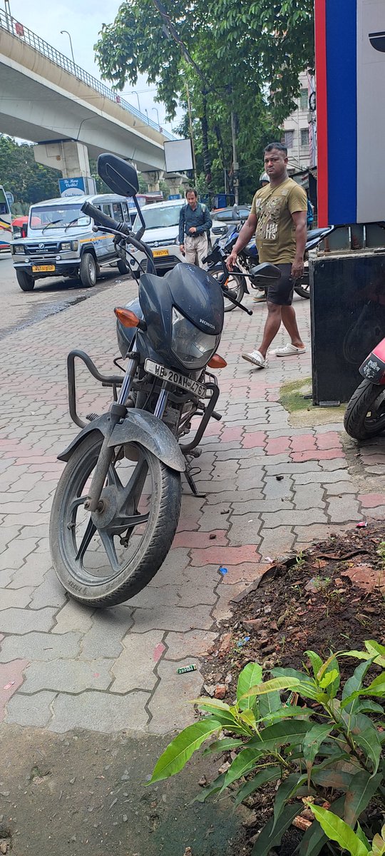 surajit84's tweet photo. This bike parked in the Footpath in front of petrol pump at sakher bazar, owner of this bike is a shopkeeper of mobile phone just beside the petrol pump, blocked the approach road and he claimed that he is owner of this footpath.@kmc_kolkata @KolkataPolice @paulagnimitra1 https://t.co/Xw50ek5SCD
