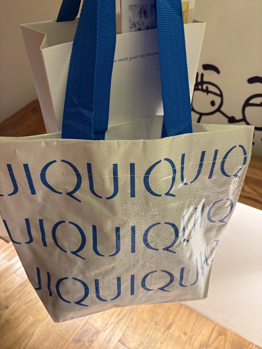 shipopo_no's tweet photo. めっちゃ楽しかったUIQと有益確定会ままポップアップ✨有益祭 - UIQ COOLING TIME 
pop-up in Daikanyama📍代官山 蔦屋書店
トークショーでヒョクさん推しのバイオームレメディオールインワンアンプルクレンザーとパッドの詰め替え購入！
パッドは既に愛用中🩷クレンザー使うの楽しみ
#UIQ #UIQ有益祭 https://t.co/fvuMG8HxFL