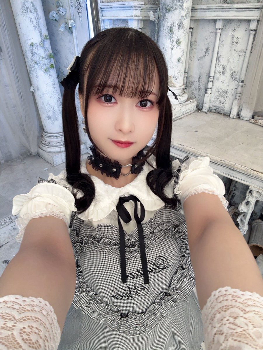 kana_hanaiwa's tweet photo. グッズ撮影の時の！！！
メイクは濃いめでピンク！！！
バイク！！！
#はないわーるど https://t.co/duYtYMxdMs
