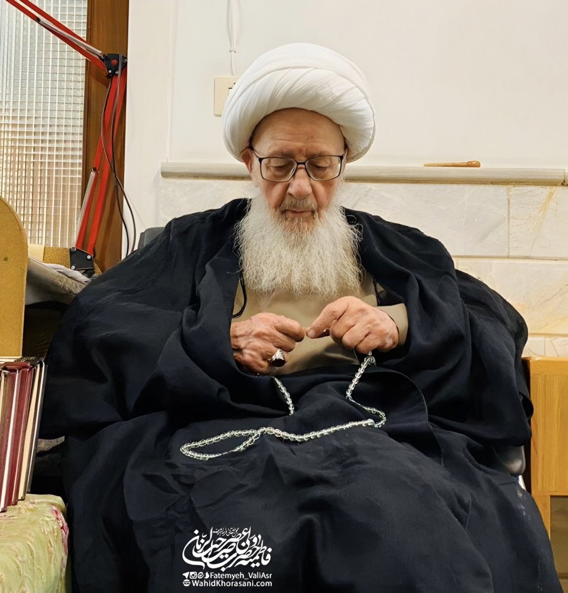 rasool_nmv's tweet photo. ‍ آیت الله وحید خراسانی:

یک استغفار، گناهان را همچون برگ درختان در خزان می‌ریزد.

 و بالاتر از آن صلوات است، که گناهان را منهدم می‌کند و هیچ آثاری از آن بر روح و ملکوت ما باقی نمی‌گذارد. https://t.co/Oxy1g2XmEe