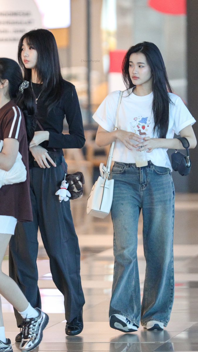 vvotanet's tweet photo. Maaf ini cuma unek² sebagai fans, yg mungkin terhitung baru ngidol dri 2023 pas meme Freya viral.

Ini  ORINE exposure nya rame bgt tapi kenapa ke arah 'wlw' sih 🥲, ini seriusan mau dipertahankan ke arah itu? Soalnya klo dibilang cuma candaan, tpi yg komen pd serius dan bhkn ada yg blak²an ngmng 'Trhlng gender' , rame di x dan tiktok.

Gua sih awalnya enjoy, cm jdi mikir, kasian aja sih ke mrk, akn  melekat diingatan bhwa mrk tuh jdi besar krn 🚢. Blm lg fjkt jg mulai bergeser bnyk fans baru yg msuk krn hal '🚢🌈' yg seolah diterima sama member dan komunitas fjkt itu sendiri.

Dlu 🚢 seru dan hnya candaan, skrg bergeser ke punya fans yg militan sendiri. Contoh, ktk RH ya seperti ajang menyatukan khayalan para penumpang, bkn pure lagu yg mmg ingin dilihat dan didengar sbg karya dan mungkin nostalgia. 

Trs knpa setiap ada yg mengingatkan soal 🚢 entah dr member/fans, akan dibilang gk bisa becanda atau nntinya mlh yg speak up yg akan diserang, bkn diterima saran atau pun keluhan. 

Bisa gak ya JKT48 pelan² ninggalin gimmick itu, gak ush ninggalin deh, boleh aja tpi bkn highlight, sekedar "ohhhh oke", masih bnyk hal yg bisa di expose dri value dan skill member

Semoga jgn sampe gmick 🚢 ini diikuti anak² kecil yg ngefans JKT48, ya misal mrk main roleplay²an jdi Idol or agensi halu, tpi mrk malah ikutin shiper nya juga. 

Btw knp sender agk mrs aneh, krn sender berprofesi sbg guru, sdh menemukan hal itu. Awalnya ckup senang ternyata JKT48, msih exis bgt di semua kalangan, tpi pas denger mrk juga ikutin gmick🚢, so 😭😔😢. Mungkin krn sender seorang guru, mrs bertanggung jawab dan ingin mrk stop untuk mengidolakan yg begitu, tpi sepertinya tidak adil krn itu kesenangan mrk dan mungkin impian mrk ingin jadi Idol, tpi tolong bantu jgn biarkan para anak ini berfikir bhwa 🚢🌈 itu adalah bagian dri entertainment dan bhkn normal di keseharian.

Sekali lagi mohon Maaf jika ada kesalahan kata dan kalimat yg mungkin menyinggung. Semoga JKT48 makin bersinar bersama Fans, dgn bakat dan prestasi individu maupun tim di Era FIGHT ini 🩷🌟🔥.'