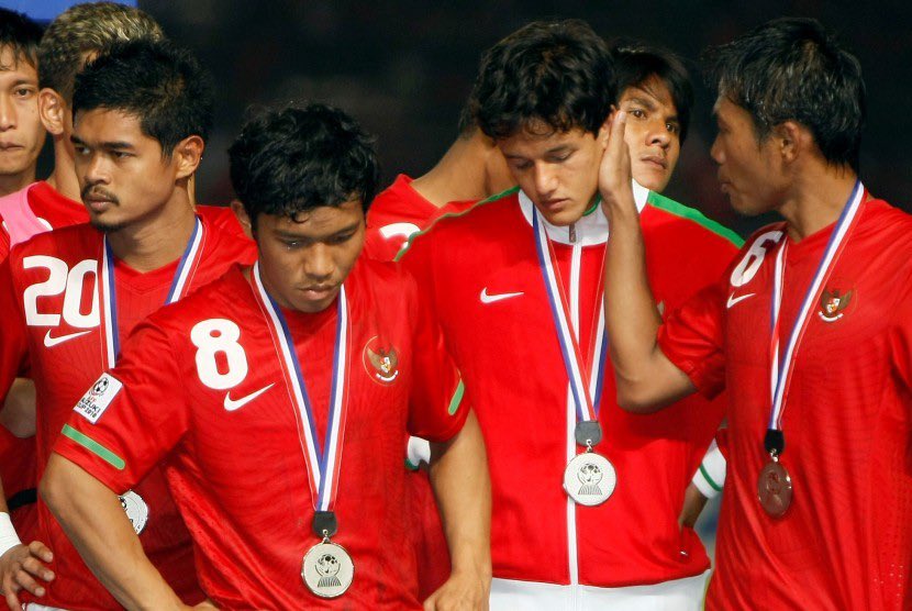 garistengah_id's tweet photo. Buat bocah-bocah yang nangis waktu Indonesia gagal juara Piala AFF 2010…. 

Kalian sudah beranjak dewasa kan pasti sekarang.

Kalian berhutang permintaan maaf ke bocah di tahun 2010 itu. Karena sampe 16 tahun kemudian tangisan itu belum berganti kebahagiaan. 

Indonesia selalu gagal dan kita masih aja berharap🥲