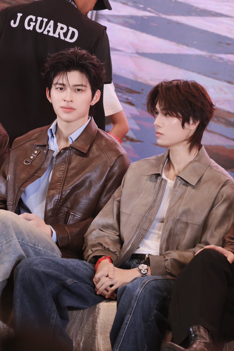 ppnarawinz's tweet photo. หล่อคู่ 🧡🤍

PONDPHUWIN FANFEST MACAU

#GMMTVFanfestInMacau2026
@ppnaravit @phuwintang 
#ปอนด์ภูวินทร์ #PondPhuwin https://t.co/2UVSouJuq9