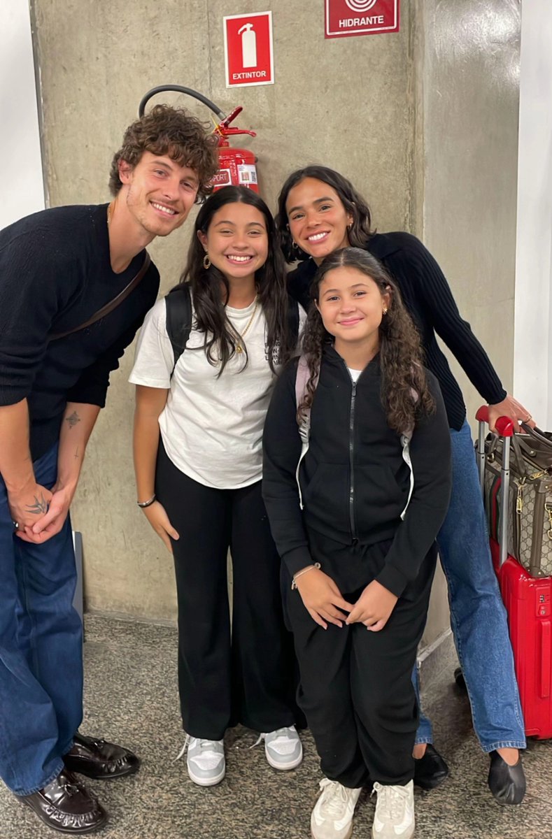 shawnmndessa's tweet photo. Shawn Mendes and Bruna Marquezine with fans at the airport https://t.co/nXFCWmpWaY