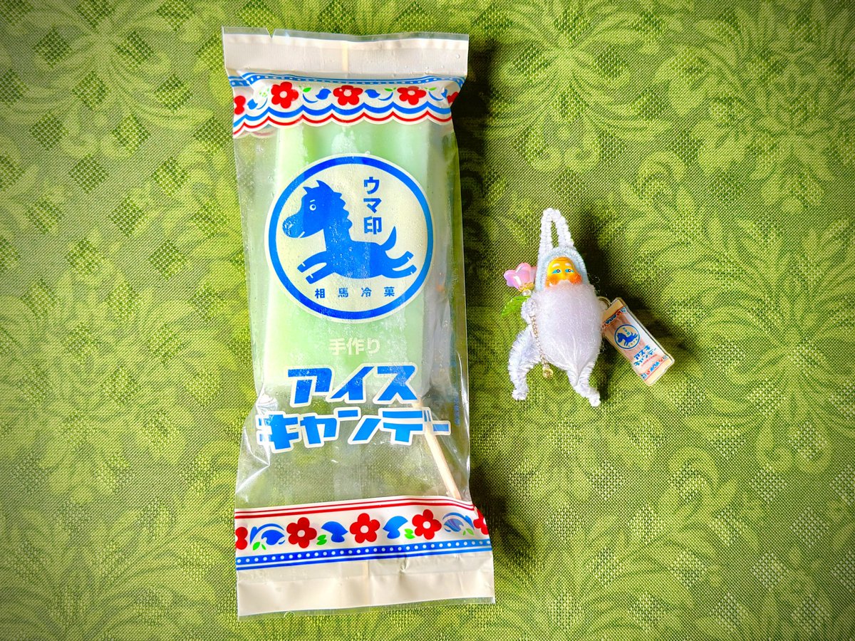 ___snow_snow___'s tweet photo. 「お前もぬいにｱｸﾞﾄﾞｱｲｽｷｬﾝﾃﾞｰ持たせないか？」
相馬アイスクリームさんのストラップ無事に頂いちゃいました🙌ﾋｨｨﾒｺﾞｲ💘
アグドアイスごっこしたいので冷ケースに貼るステッカー売ってください
クリームソーダ味が今年も登場🌟ラッキータイミング🌟 https://t.co/1akdHb3kQx