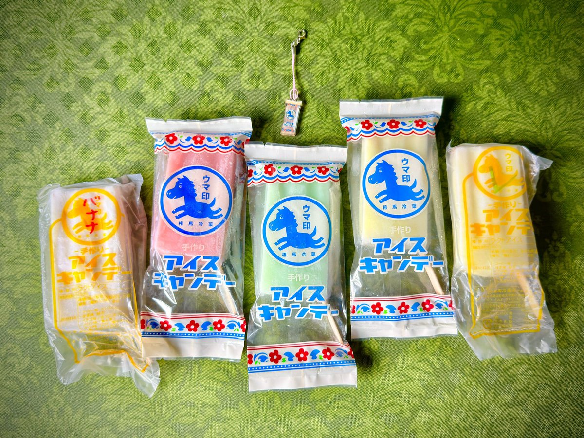 ___snow_snow___'s tweet photo. 「お前もぬいにｱｸﾞﾄﾞｱｲｽｷｬﾝﾃﾞｰ持たせないか？」
相馬アイスクリームさんのストラップ無事に頂いちゃいました🙌ﾋｨｨﾒｺﾞｲ💘
アグドアイスごっこしたいので冷ケースに貼るステッカー売ってください
クリームソーダ味が今年も登場🌟ラッキータイミング🌟 https://t.co/1akdHb3kQx
