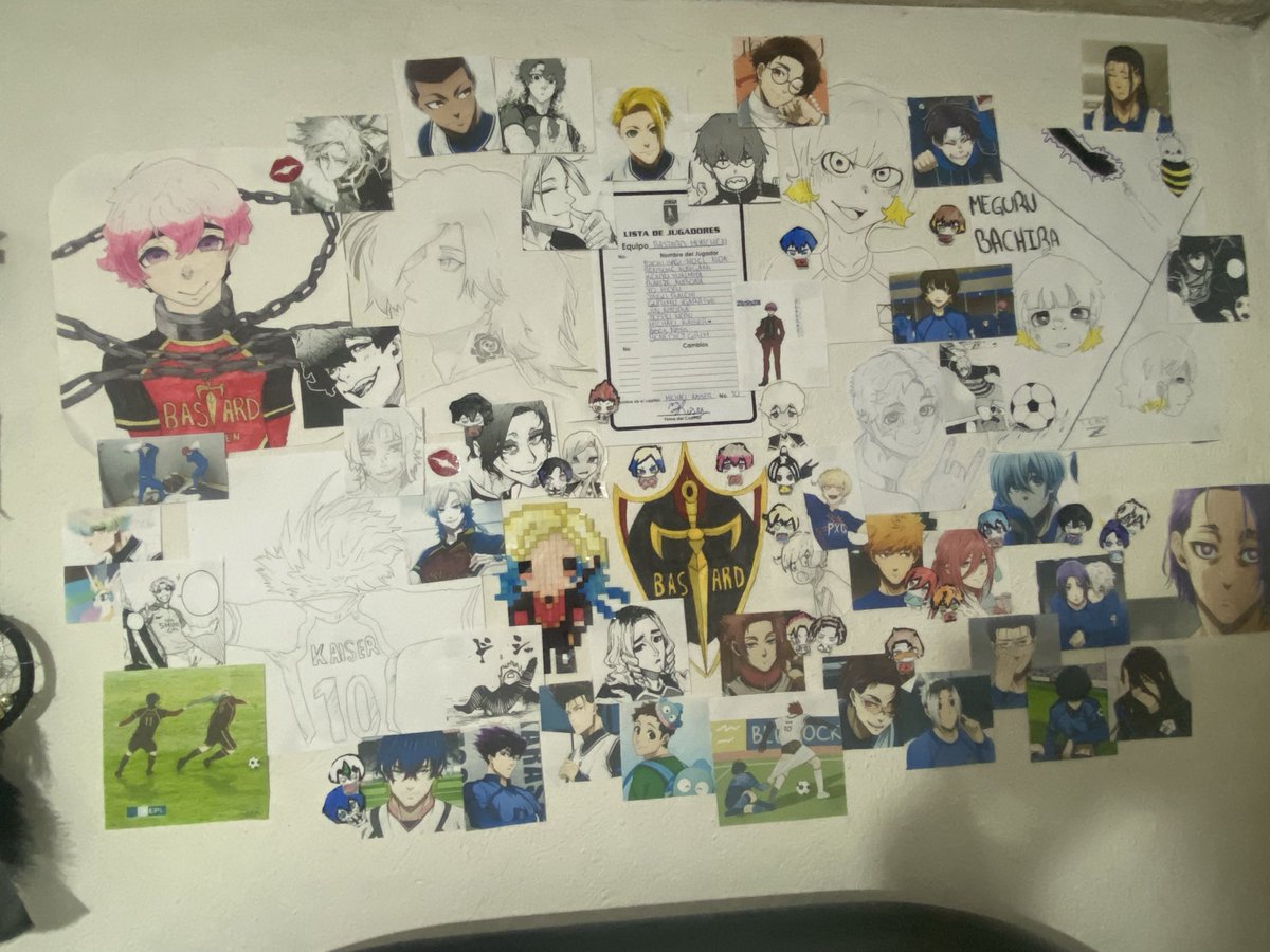 rhax03's tweet photo. Simplemente quisiera mostrar mis dibujos y como decore una parte de mi pared <3 #bluelock #drawing #dibujo #decoracion https://t.co/tBYSUZPGaI