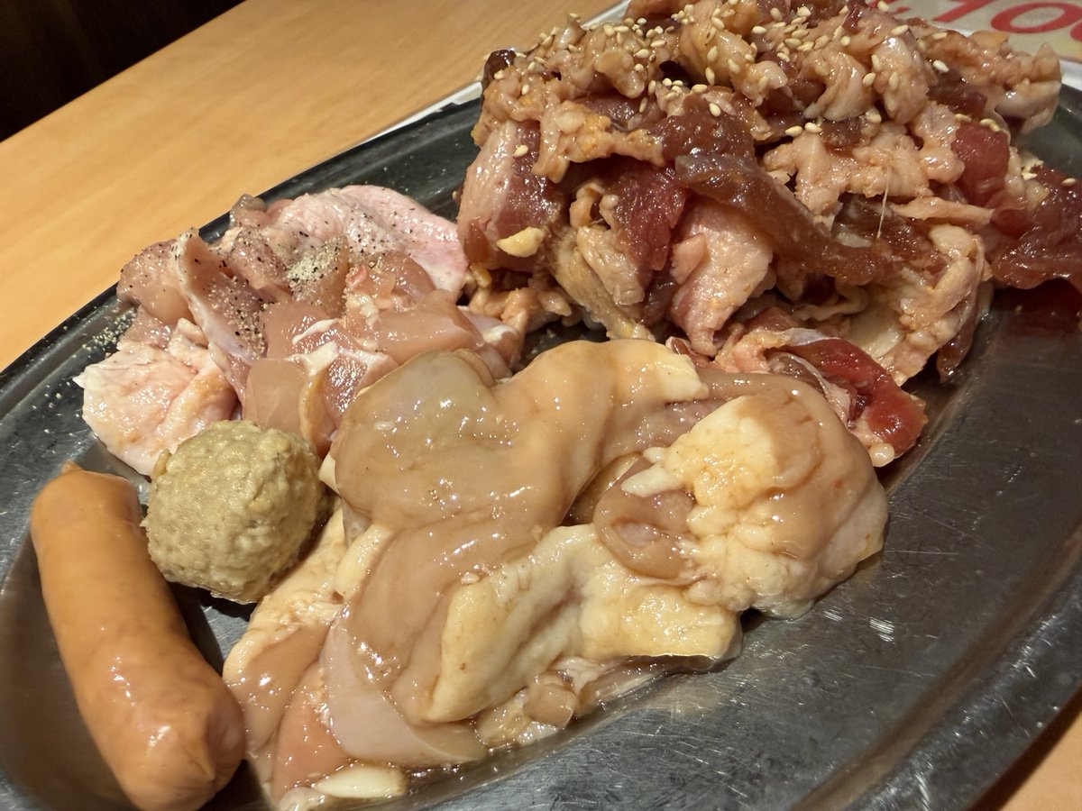 osaka2shin's tweet photo. 梅田で1,100円の焼肉食べ放題見つけたんやけど、さすがにコスパおかしい😂

「298 梅田3号店」のランチ。

🥩焼肉食べ放題
 🍗唐揚げ食べ放題
 🍚ごはん食べ放題
 🍛カレー食べ放題
 🥬キムチ・キャベツ・サラダも食べ放題

これ全部込みで税込1,100円。

最近ランチも1,500円超えくらいが普通になってきた中で、これは強すぎる。

味はもちろんこの価格なので、めちゃくちゃ美味しい！って訳ではないけど、この価格なら全然許せる感じ。

そしてカレーが程よく辛くて美味しい🔥

「質より量！今日は腹いっぱい食べたい！」って日はここやな😂

ちなみに心斎橋とかにも支店はあるらしい。

#大阪グルメ
#グルメ
#焼肉
#梅田グルメ
#食べ放題