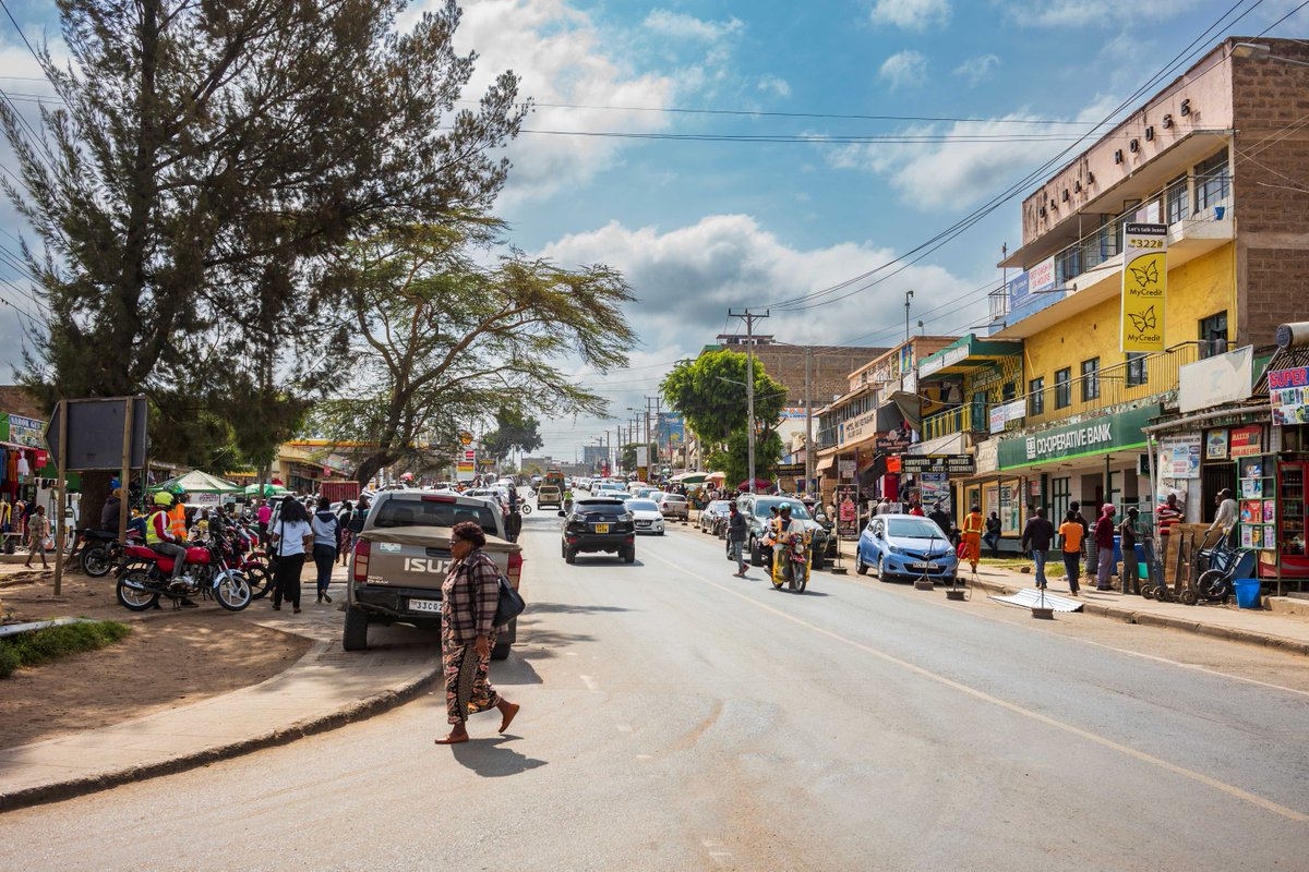 EIB's tweet photo. 🇪🇺🇰🇪Electricity changes lives⤵️

With the Last Mile Electricity Connectivity Project, we're promoting reliable electricity in Kenya for ~1.4m people: households, SMEs &amp; more.

Because everyone should benefit from the energy transition.

Full story here 🔗 https://t.co/bxs1iEfRmg https://t.co/ZqZGMONmqz