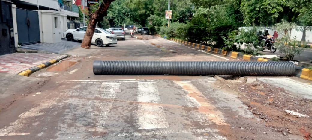 SantmeetS's tweet photo. @DelhiPwd @CMODelhi @gupta_rekha @DelhiJalBoard @DJB is master.
Instead of filling the potholes, it has now closed the road by placing a pipe.
A new shameless act. https://t.co/HAA5uAVZ3Q