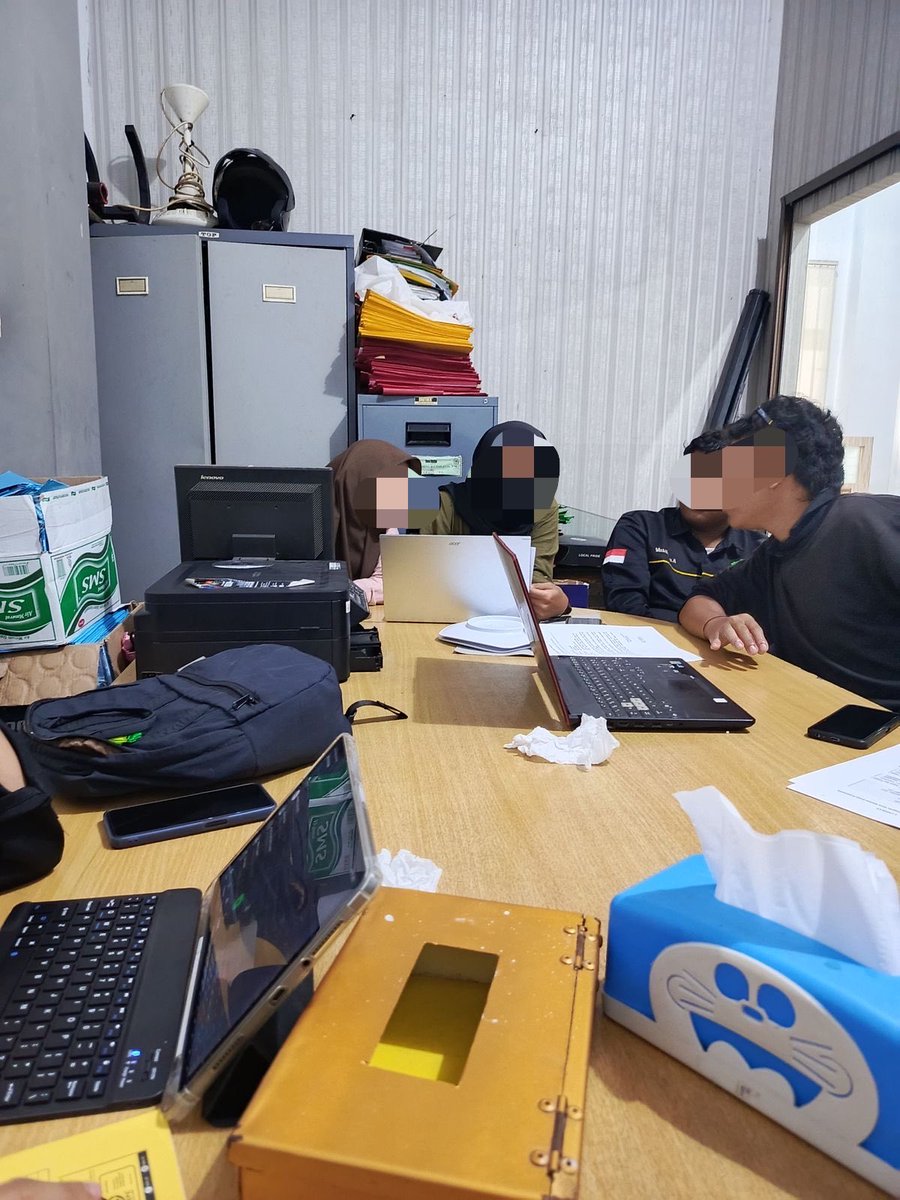 sarahnatasyah_'s tweet photo. 3 bulan lalu aku nikah..
teman² kantor ku tidak ada yg ngasih kado.. aku pikir ya wajar aja, karna aku nikah di luar kota.
tapii hari ini sakit hati bangettt..
semua staff termasuk aku kumpulin duit  buat ngasih kado ke staff yg mau nikah besok.. dan dia nikah diluar kota juga.
SAKIT HATI BANGET SUMPAH.. diperlakukan beda tuh gak enak banget😭￼

aku nanya "kenapa pas aku nikah gak ada beginian?"
trus mereka ketawa aja.. seakan itu cuma candaan. 
aku tetap ikut TF, karna udah disodorin barcode dimeja 😌 
sebelum menikah, aku rajin banget ke kondangan.. bahkan kalo gak dtang pun tetap ku TF.￼

cc : avocado5567