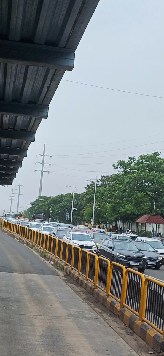 pnd18dec's tweet photo. Rakshak flyover , Aundh Ravet Road opened 3 months back , Potholes in 3 months and repairing is in progress since last one week. Full traffic jam. 

Poor work from contractor. No ownership from PCMC.

@CP_PCCity @DGPMaharashtra @pcmcindiagovin @pcmccomm @Dev_Fadnavis @mayor_pcmc https://t.co/k2ZS0iKuJ7