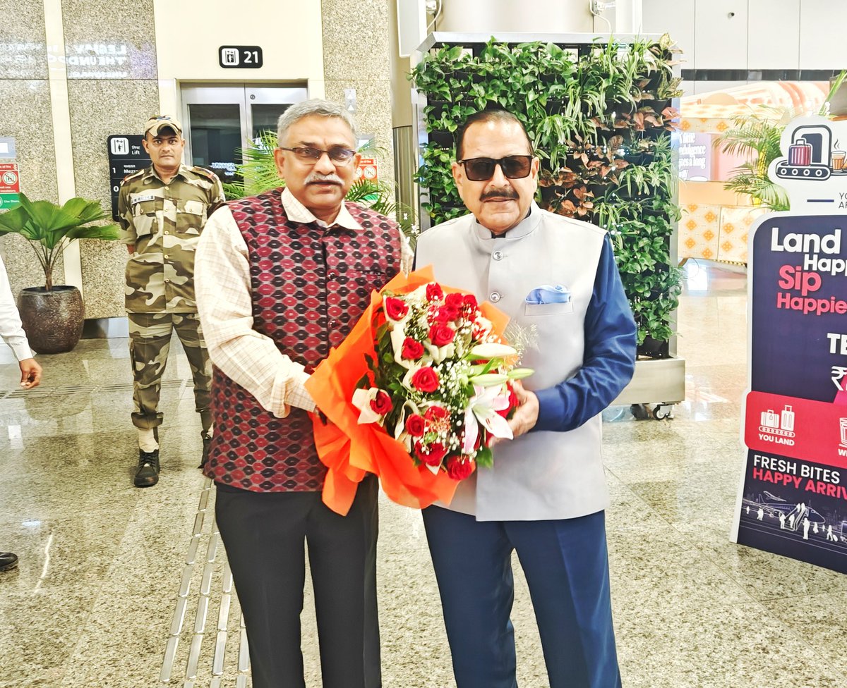 DrJitendraSingh's tweet photo. Arrived #Lucknow this morning.  

At “Choudhary Charan Singh Airport” with colleagues from academic and scientific fraternity, as well as officers from Central and UP State governments. https://t.co/SYAPfUFbNN