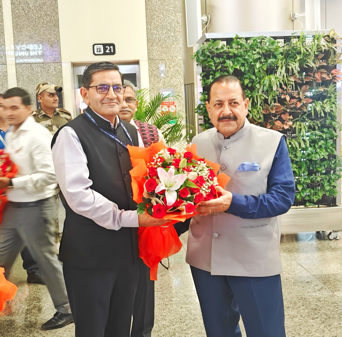 DrJitendraSingh's tweet photo. Arrived #Lucknow this morning.  

At “Choudhary Charan Singh Airport” with colleagues from academic and scientific fraternity, as well as officers from Central and UP State governments. https://t.co/SYAPfUFbNN