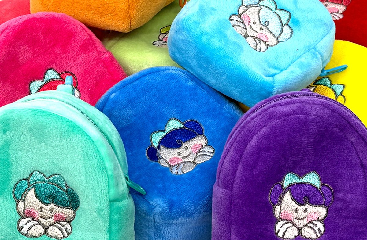 otaclub's tweet photo. 【新商品開発中】フワフワの小さなリュック型ポーチに刺繍をしてみました！質感、フォルムともに新素材感があって素敵です！新しい機械は毛足が長いものにも刺繍可能です！おそらく秋ぐらいに実装可能です。お楽しみにお待ちください！ https://t.co/0IYB4DOaS1