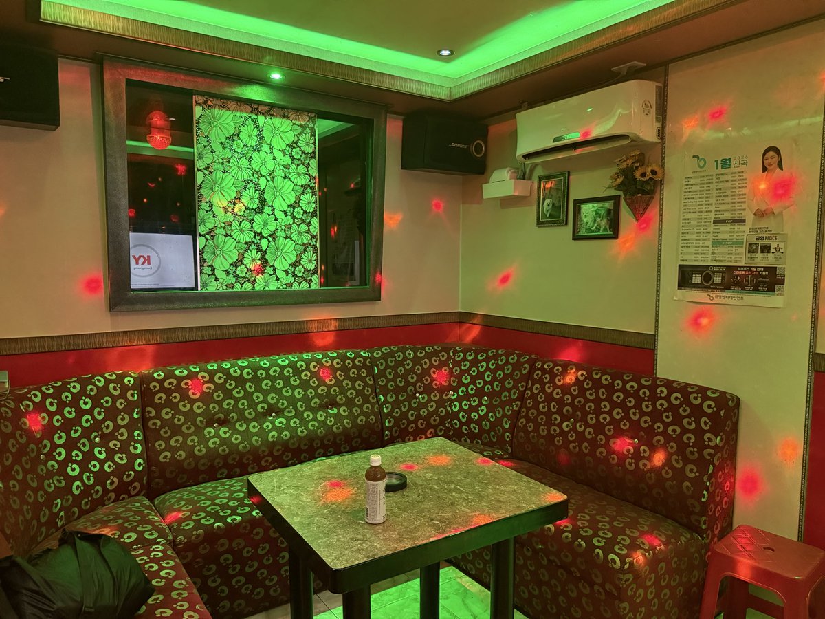 mingrihai_'s tweet photo. 中華カラオケに打卡。NKPOPもあるっぽかったけど、知ってる曲はヒットしなかった。お店のおじさんがデンモクの操作とかすごく忍耐強く説明してくれてありがたかった。私がもたつきすぎたから、サービスでちょっと延長してくれた。おじさんありがとう。いつも歌えない歌歌えて楽しかった。 https://t.co/fc2pluLw5q