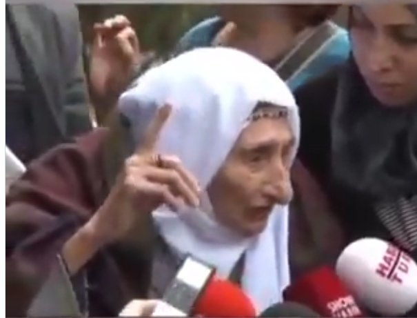 mslm_syn's tweet photo. #1114Hafta
"Benim annem cumartesi,
Elinde solmuş bir resim,
Hesap soracak öfkesi..."
ŞafakTürküsü
Öfkeli #anneler tek tek gitti, ama mutlaka hesap sorulmalı.!!
#KayıplarNerede.!??
#DayîkênŞemîyê
#CumartesiAnneleri1115Hafta https://t.co/jjHDnn5Uad