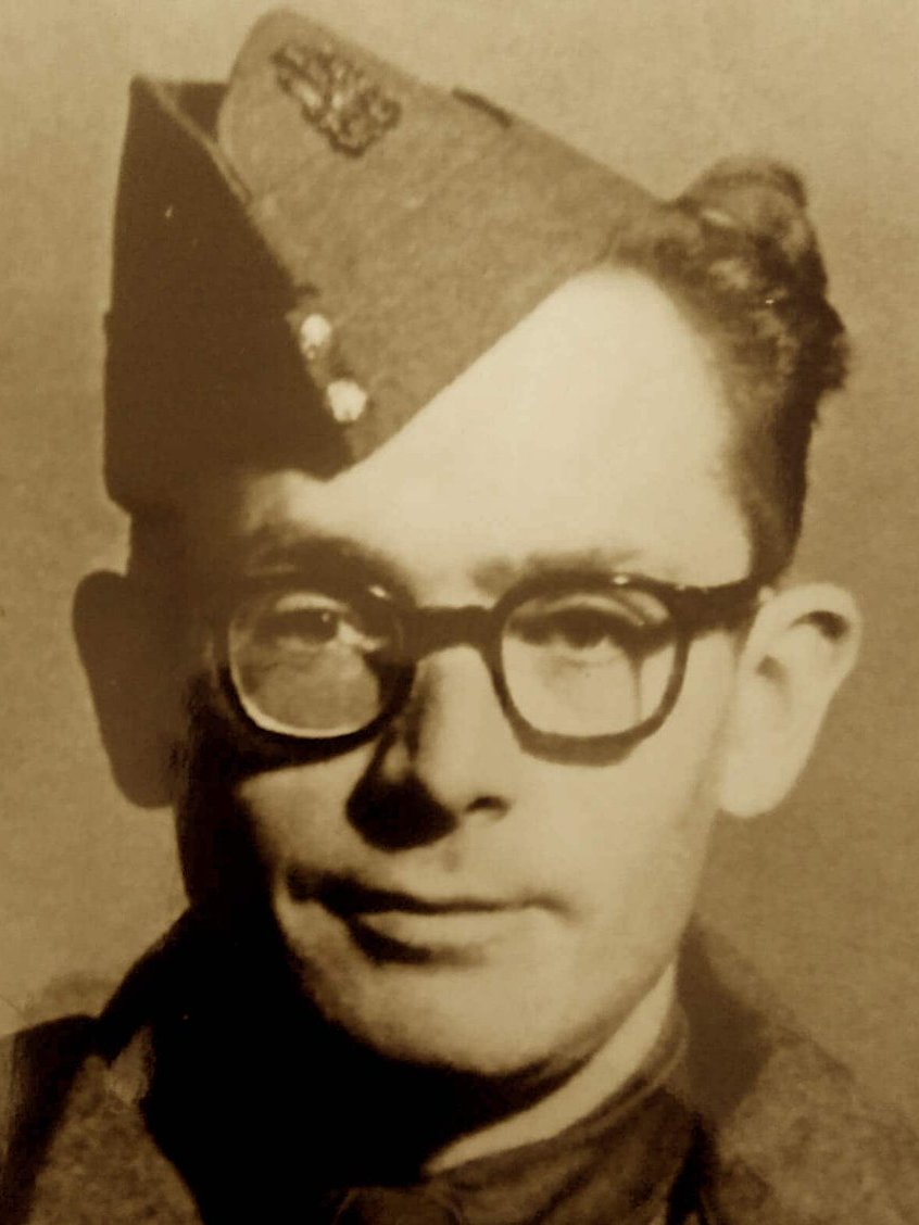 paroles_la's tweet photo. Il nargue la mort depuis ses 17 ans où il évita de peu l'exécution au Vénézuela. Agent du SOE, il est capturé en 1942, mais il s'évade, gagne Londres, revient parachuté pour diriger un réseau. Repris, il est déporté le 8 août 1944. Jean Bouguennec sera pendu à Buchenwald. 32 ans. https://t.co/4kvK2X8cXW
