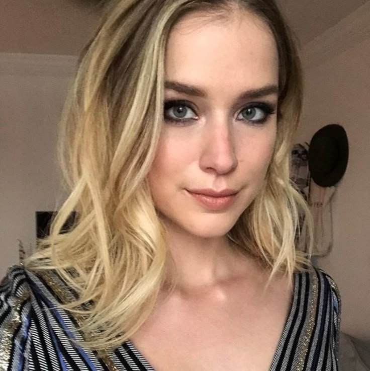 FACECARDSSSS's tweet photo. A 10/10 BLONDE https://t.co/cGCMSv5rSJ