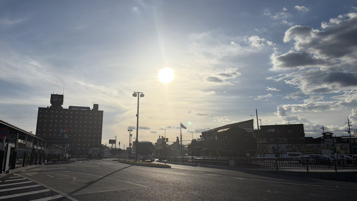 330dqn's tweet photo. 晴れの国とは聞いてたけど太陽のサイズが違うのは聞いてない。 https://t.co/MkhVL5iZGJ