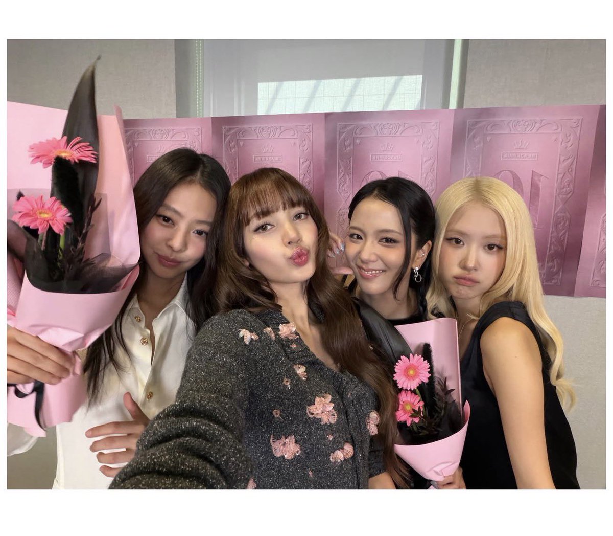 lalisabrasil's tweet photo. LALINSTAGRAM | Atualização de LISA em sua conta (lalalalisa_m) 

“Muito obrigada a todos os Blinks que estiveram comigo ao longo destes dez anos!

É o apoio de vocês que me faz seguir em frente, e prometo continuar me esforçando muito para retribuir isso a vocês. Busco sempre ser uma versão melhor de mim mesma para deixá-los orgulhosos.

E às minhas companheiras inseparáveis: nossa jornada foi uma verdadeira montanha-russa, mas eu não gostaria que fosse de outra forma. Haverá altos e baixos, mas estamos juntas nessa — e saibam que sempre estarei aqui para apoiá-las.

Amo vocês, Blackpink 🖤 Amo vocês, Blinks 💗”

@wearelloud 
ALWAYS WITH LISA
#10YearsWithBP_LISA
#BLACKPINK10thAnniversary