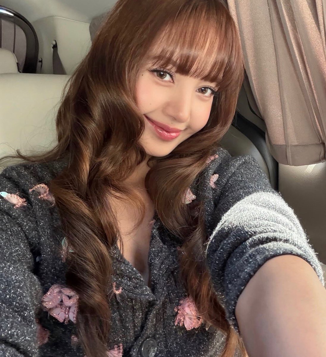 lalisabrasil's tweet photo. LALINSTAGRAM | Atualização de LISA em sua conta (lalalalisa_m) 

“Muito obrigada a todos os Blinks que estiveram comigo ao longo destes dez anos!

É o apoio de vocês que me faz seguir em frente, e prometo continuar me esforçando muito para retribuir isso a vocês. Busco sempre ser uma versão melhor de mim mesma para deixá-los orgulhosos.

E às minhas companheiras inseparáveis: nossa jornada foi uma verdadeira montanha-russa, mas eu não gostaria que fosse de outra forma. Haverá altos e baixos, mas estamos juntas nessa — e saibam que sempre estarei aqui para apoiá-las.

Amo vocês, Blackpink 🖤 Amo vocês, Blinks 💗”

@wearelloud 
ALWAYS WITH LISA
#10YearsWithBP_LISA
#BLACKPINK10thAnniversary
