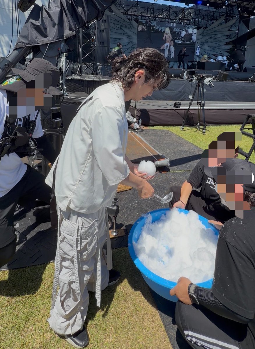 gyao641's tweet photo. ステージ降りて　下手まで氷をかけにきてくれた！って思ったら止まって、　ステージの研二さん見て「あれなに？ヤバくない？」って表情のキャンさん(このあと　お隣のお兄さんにかき氷玉あげてた笑笑) 笑った😅　スタッフさんもご苦労様でした https://t.co/H75zqAyz31