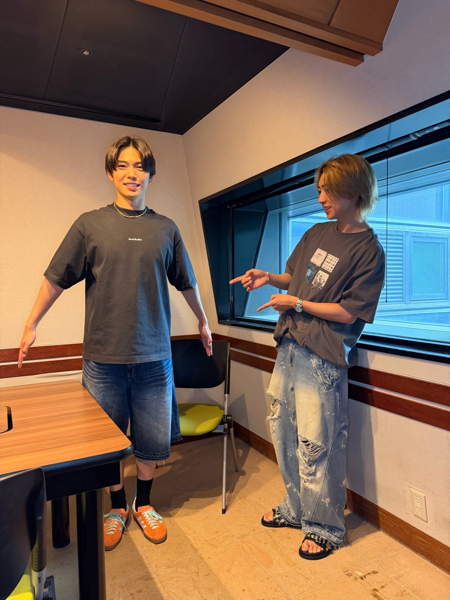 7mpickup_tfm's tweet photo. 今日の担当：鈴木大河＆影山拓也💙❤

「IMP.の #IMPickup」今日も放送！📡
8月12日、今日はなんの日でしょう？？

#鈴木大河 #影山拓也 がピックアップ☑️
今日はあの懐かしいアニメ作品にまつわる日🐐
影山がしているポーズと、後ろの椅子が地味にヒント！

📻https://t.co/Uu7DxujX9J

#IMP. @_7mp_official_ #TOKYOFM #JFN