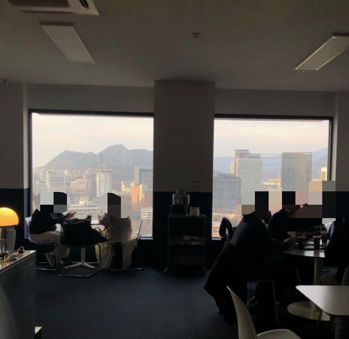hmmmmmm1458's tweet photo. 시청역 앞 <카페 다락>은 덕수궁를 볼 수 있다.

그옆 <카페 시가렛>은 고층통창뷰를 볼 수 있다.

5분만 더 걸으면 <카페 르풀>에서 정동길뷰가.

길을 벗어나면 <정동오르>의 매력적인 공간이.

취향이 다른 4종 카페
덕수궁~정동길 루트에 골라가자 https://t.co/yIGKEvdN0m