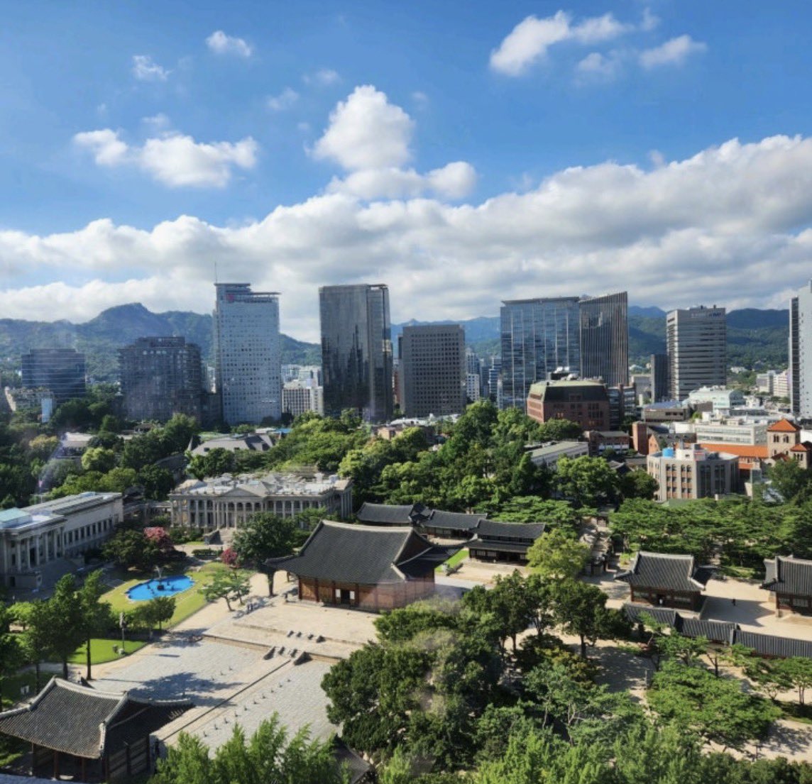 hmmmmmm1458's tweet photo. 시청역 앞 <카페 다락>은 덕수궁를 볼 수 있다.

그옆 <카페 시가렛>은 고층통창뷰를 볼 수 있다.

5분만 더 걸으면 <카페 르풀>에서 정동길뷰가.

길을 벗어나면 <정동오르>의 매력적인 공간이.

취향이 다른 4종 카페
덕수궁~정동길 루트에 골라가자 https://t.co/yIGKEvdN0m