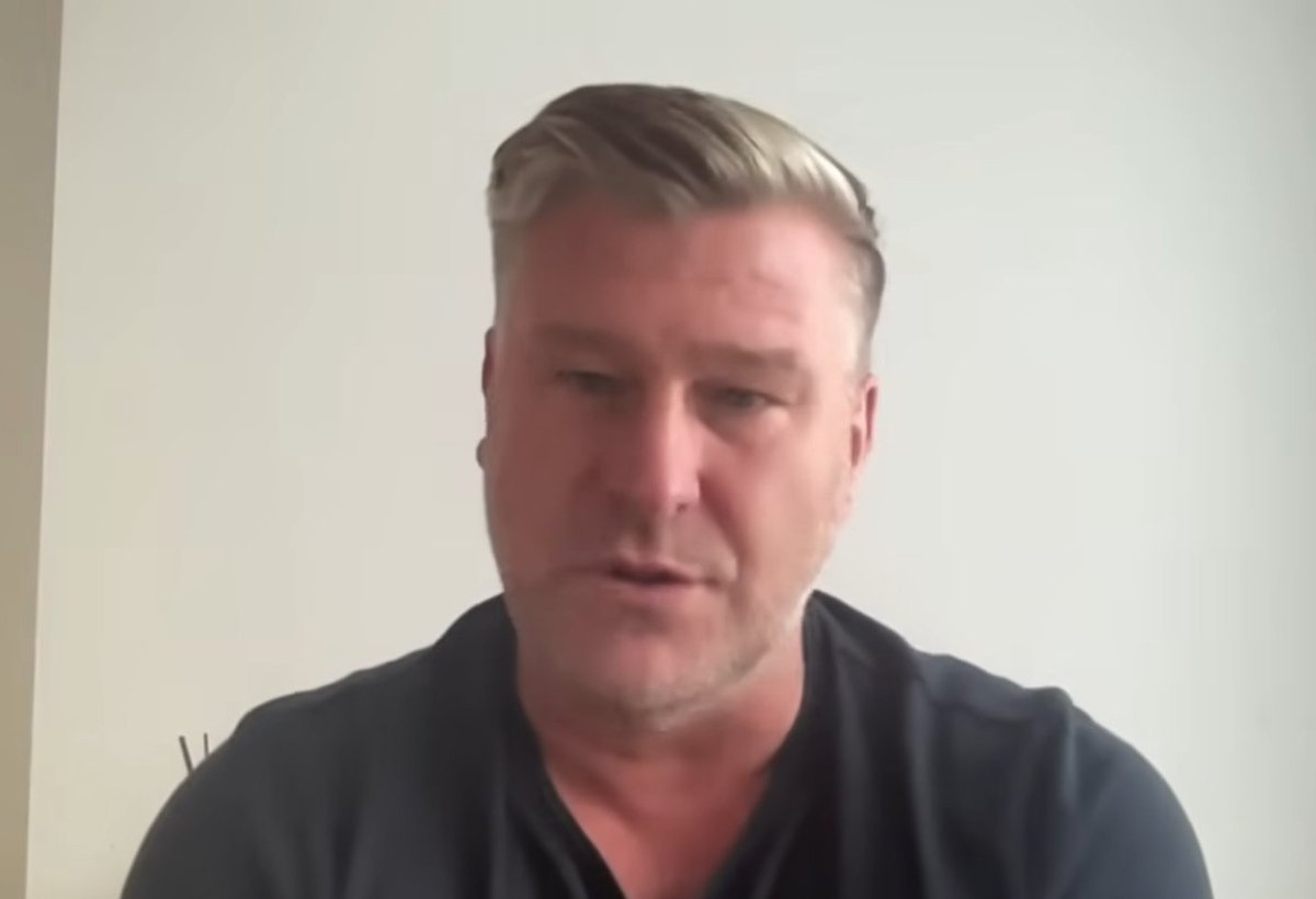 Blue_Footy's tweet photo. Former Salford City manager, Karl Robinson, said on a Talksport show that he's got a sneaking feeling that Chelsea will challenge Arsenal for the Premier League title this season. 🤔 https://t.co/O1QUe1l1Jp