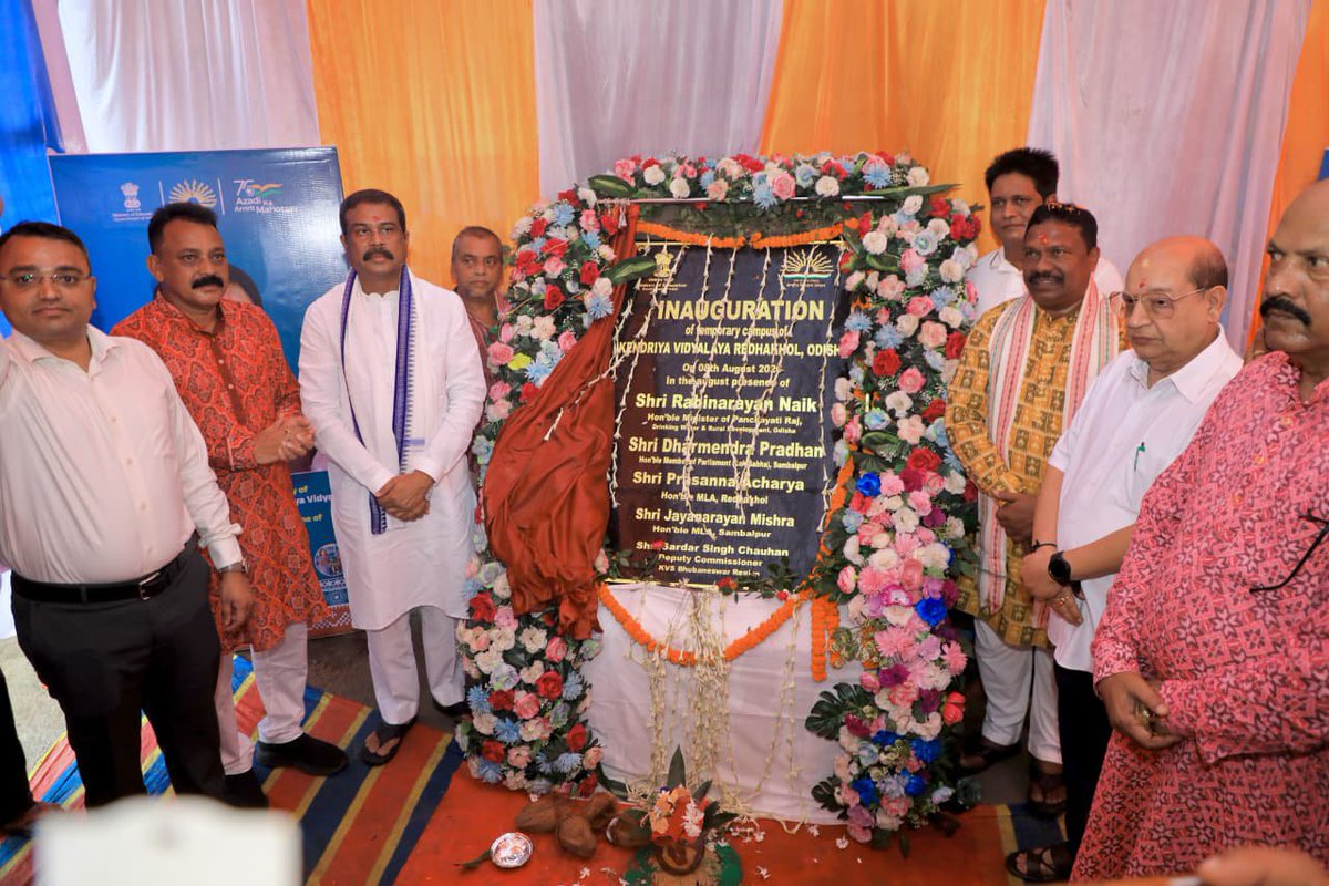 dpradhanbjp's tweet photo. ରେଢାଖୋଲ ଭଳି ପବିତ୍ର ମାଟିରେ କେନ୍ଦ୍ରୀୟ ବିଦ୍ୟାଳୟର ଅସ୍ଥାୟୀ ଭବନ ଉଦଘାଟନ କରି ମୁଁ ଆନନ୍ଦିତ । ଯେଉଁ ଅଞ୍ଚଳରେ ଶିକ୍ଷାର ମୂଳଦୁଆ ମଜବୁତ୍ ଥାଏ, ସେହି ଅଞ୍ଚଳର ପ୍ରଗତିକୁ କେହି ରୋକିପାରିବେ ନାହିଁ । ଏହି ବିଦ୍ୟାଳୟ ଆରମ୍ଭ ହେବା ଦ୍ୱାରା ଆମ ଅଞ୍ଚଳର ଛାତ୍ରଛାତ୍ରୀମାନେ ଗୁଣାତ୍ମକ ପାଠପଢ଼ା ପାଇବା ସହ ଆଧୁନିକ ଦୁନିଆ ସହ ସହଜରେ ଯୋଡ଼ିହୋଇପାରିବେ ।  

#KendriyaVidyalaya #Redhakhol