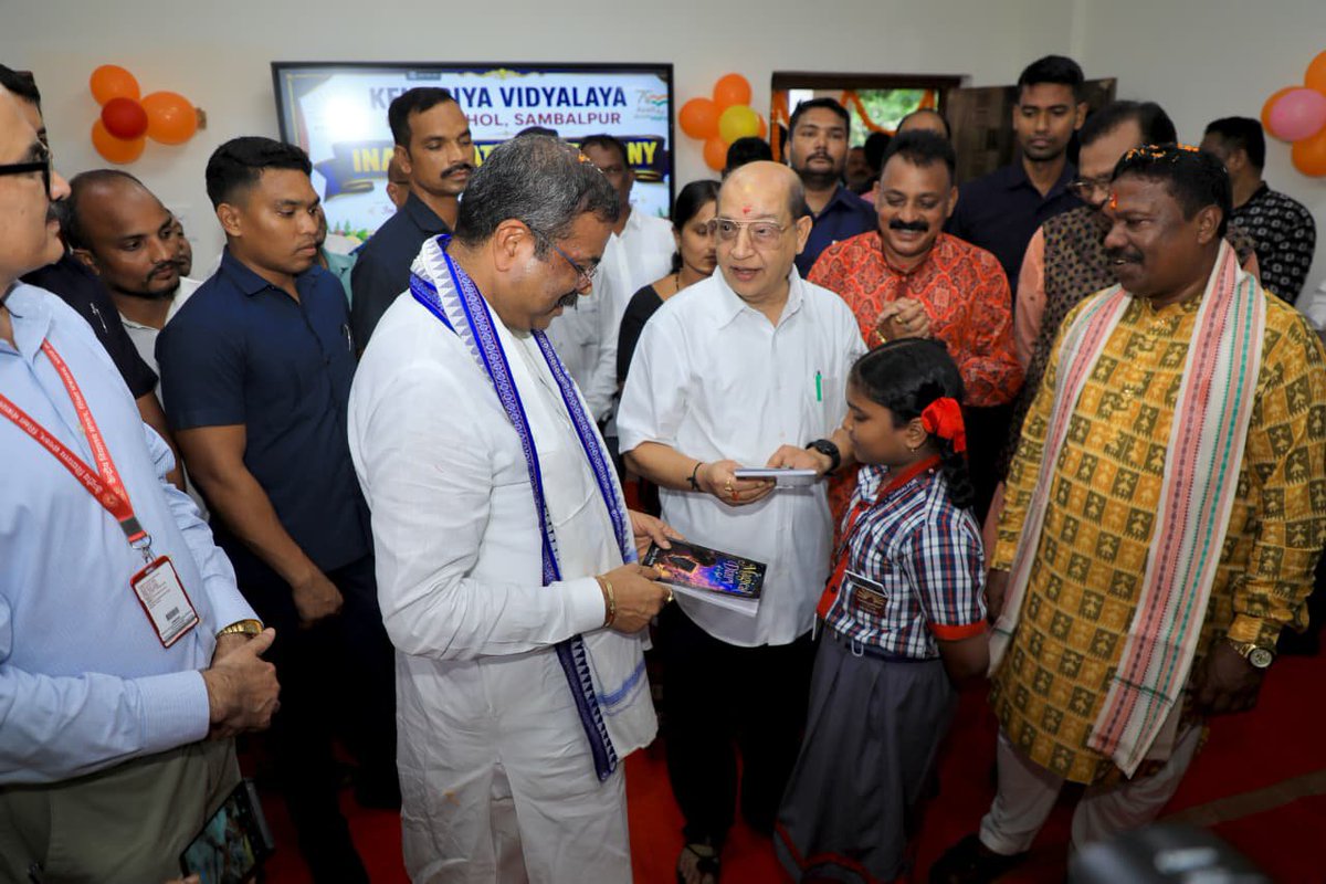 dpradhanbjp's tweet photo. ରେଢାଖୋଲ ଭଳି ପବିତ୍ର ମାଟିରେ କେନ୍ଦ୍ରୀୟ ବିଦ୍ୟାଳୟର ଅସ୍ଥାୟୀ ଭବନ ଉଦଘାଟନ କରି ମୁଁ ଆନନ୍ଦିତ । ଯେଉଁ ଅଞ୍ଚଳରେ ଶିକ୍ଷାର ମୂଳଦୁଆ ମଜବୁତ୍ ଥାଏ, ସେହି ଅଞ୍ଚଳର ପ୍ରଗତିକୁ କେହି ରୋକିପାରିବେ ନାହିଁ । ଏହି ବିଦ୍ୟାଳୟ ଆରମ୍ଭ ହେବା ଦ୍ୱାରା ଆମ ଅଞ୍ଚଳର ଛାତ୍ରଛାତ୍ରୀମାନେ ଗୁଣାତ୍ମକ ପାଠପଢ଼ା ପାଇବା ସହ ଆଧୁନିକ ଦୁନିଆ ସହ ସହଜରେ ଯୋଡ଼ିହୋଇପାରିବେ ।  

#KendriyaVidyalaya #Redhakhol