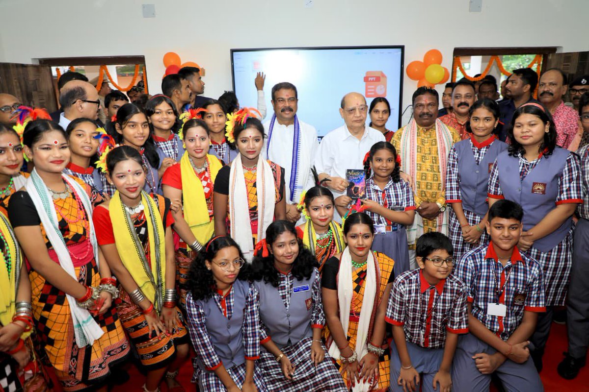 dpradhanbjp's tweet photo. ରେଢାଖୋଲ ଭଳି ପବିତ୍ର ମାଟିରେ କେନ୍ଦ୍ରୀୟ ବିଦ୍ୟାଳୟର ଅସ୍ଥାୟୀ ଭବନ ଉଦଘାଟନ କରି ମୁଁ ଆନନ୍ଦିତ । ଯେଉଁ ଅଞ୍ଚଳରେ ଶିକ୍ଷାର ମୂଳଦୁଆ ମଜବୁତ୍ ଥାଏ, ସେହି ଅଞ୍ଚଳର ପ୍ରଗତିକୁ କେହି ରୋକିପାରିବେ ନାହିଁ । ଏହି ବିଦ୍ୟାଳୟ ଆରମ୍ଭ ହେବା ଦ୍ୱାରା ଆମ ଅଞ୍ଚଳର ଛାତ୍ରଛାତ୍ରୀମାନେ ଗୁଣାତ୍ମକ ପାଠପଢ଼ା ପାଇବା ସହ ଆଧୁନିକ ଦୁନିଆ ସହ ସହଜରେ ଯୋଡ଼ିହୋଇପାରିବେ ।  

#KendriyaVidyalaya #Redhakhol